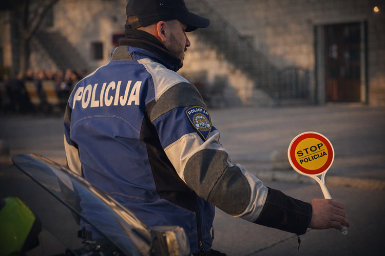 Slika /PU splitsko-dalmatinska 2025 NOVO/Promet/motociklist_palica.png